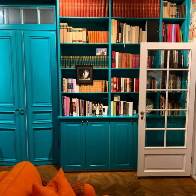 Bokhylla och tapetsering